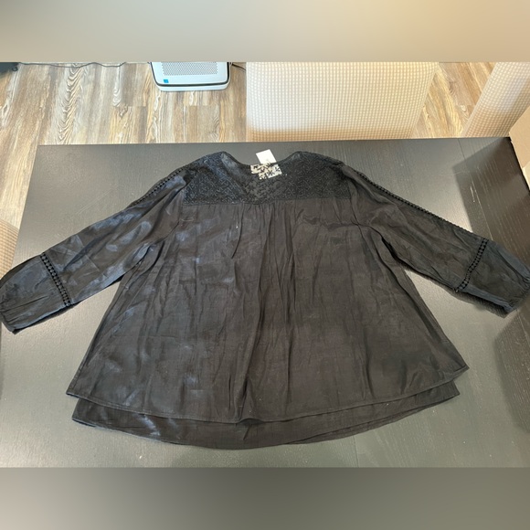 Women's Blouse with Lace Designs- NWT - Picture 3 of 8